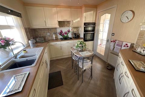 Elm Way, Hayes Country Park... 2 bed mobile home for sale