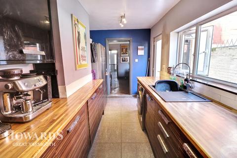 Alderson Road, Great Yarmouth 2 bed terraced house for sale