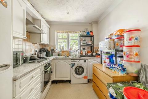 Kenton Road, Kenton, Harrow, HA3 2 bed flat for sale
