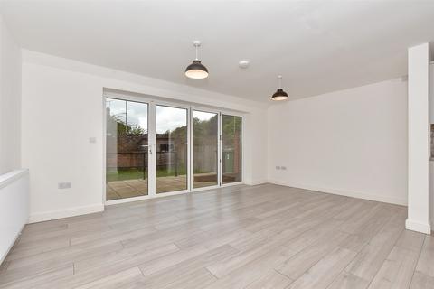 Barrow Hill Lodges, Ashford TN24 3 bed semi