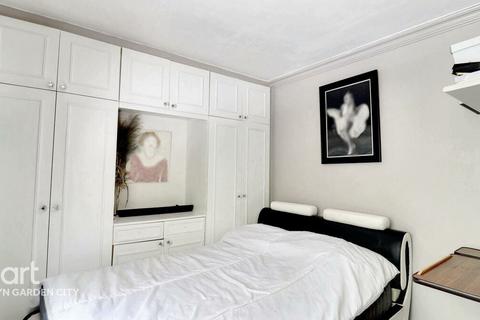 Picketts, Welwyn Garden City 3 bed end of terrace house for sale