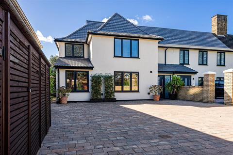 Martin Way, Wimbledon Chase SW20 2 bed flat for sale
