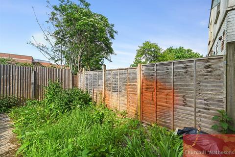 Crouch Road, London 2 bed maisonette for sale