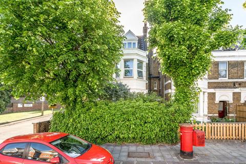 Riggindale Road, London SW16 3 bed flat for sale