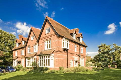 7 Clevemede House, Goring on Thames, RG8 2 bed apartment for sale