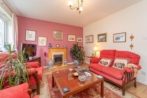 Queens Crescent, Livingston EH54 2 bed ground floor flat for sale