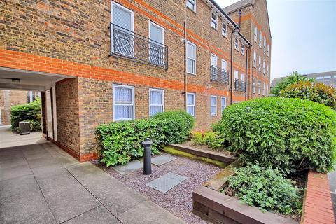 Millacres, Ware SG12 2 bed apartment for sale