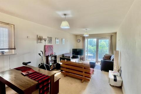 Canalside Gardens, Southall UB2 3 bed apartment for sale
