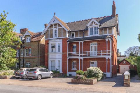 Westgate Bay Avenue, Westgate