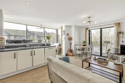 Brixton Road, SW9 2 bed flat for sale