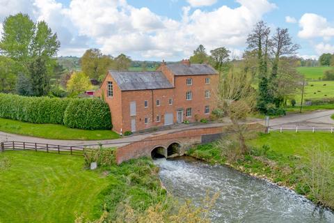 The Avenue, Northampton NN7 6 bed detached house for sale