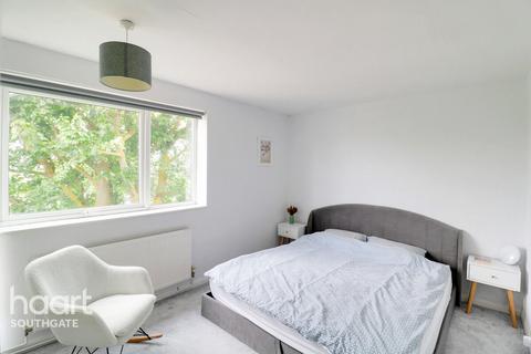 Bowes Road, London 3 bed flat for sale