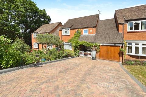 Peddlars Grove, Yateley, Hampshire 4 bed link detached house for sale