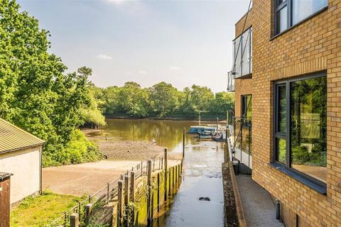 Railshead Road, Old Isleworth TW7 2 bed flat for sale