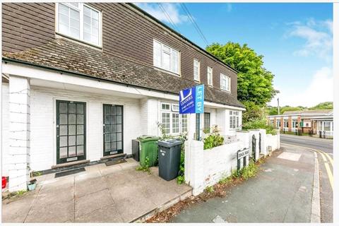 Denzil Road, Guildford, Surrey 2 bed maisonette for sale