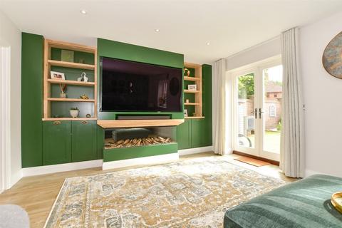 Coach House Mews, Horsham RH13 4 bed semi
