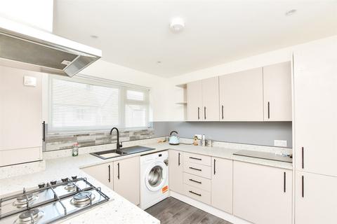 70 Holmesdale Road, Reigate RH2 2 bed maisonette for sale