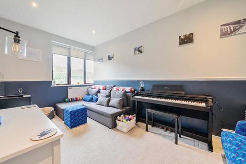 Hanworth Lane, Chertsey, KT16 2 bed flat for sale