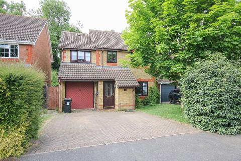 Montague Close, WOKINGHAM, RG40 4 bed detached house for sale