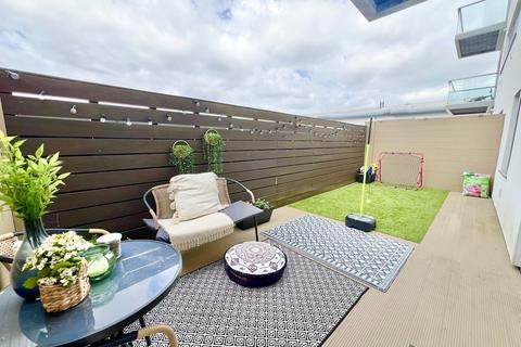 Queensmead, Farnborough GU14 1 bed apartment for sale