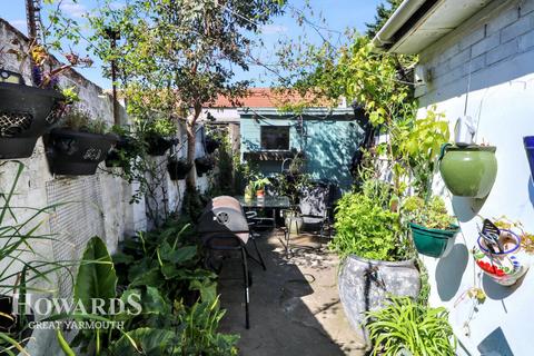 Bridge Road, Great Yarmouth 3 bed terraced house for sale