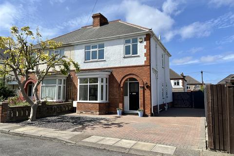 Dixon Avenue, Grimsby, DN32 3 bed semi