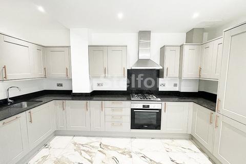 Squires Lane, London, N3 2 bed flat for sale
