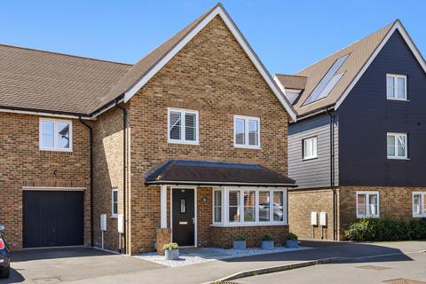 Reeves Crescent, Horley RH6 4 bed house for sale