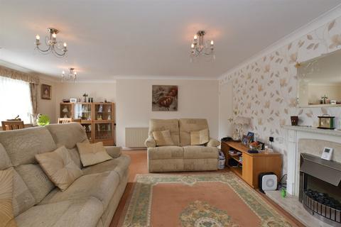 Mavis Grove, Hornchurch, Essex 2 bed flat for sale