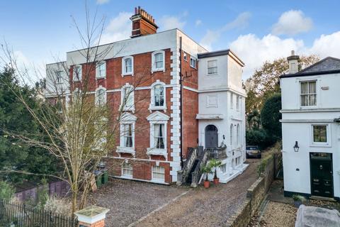 Palace Road, East Molesey, KT8 2 bed maisonette for sale