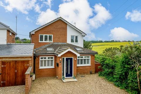 Dunstable Road, Caddington, LU1 4 bed detached house for sale