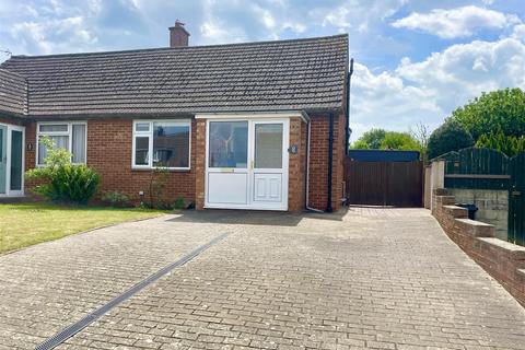 Hereford Lawns, Lawn, Swindon 2 bed bungalow for sale