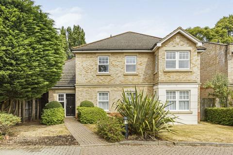 Sandringham Mews, Hampton TW12 2 bed flat for sale