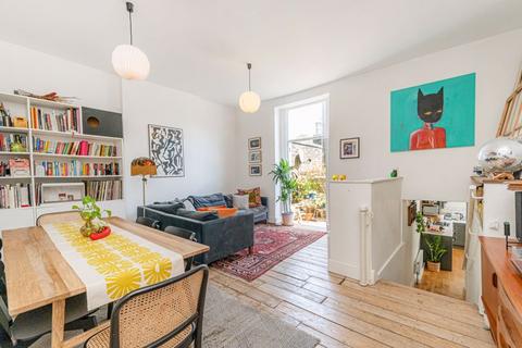Median Road, E5 2 bed apartment for sale