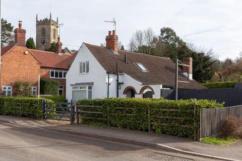 Main Street, Kirton NG22 2 bed cottage for sale