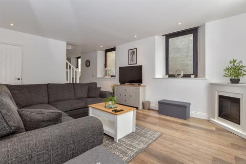 Malling Road, Snodland ME6 2 bed semi