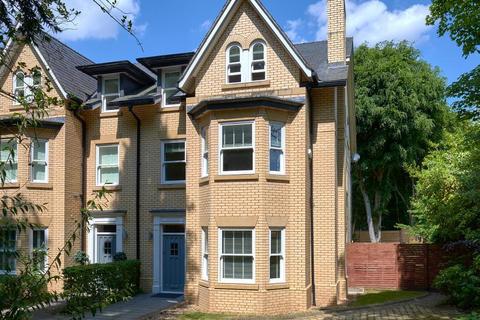 6 bedroom semi-detached house for sale