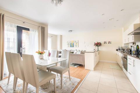 Newman Close, Willesden Green... 2 bed flat for sale