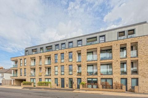 Brighton Road, Surbiton KT6 2 bed flat for sale