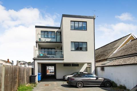 Queens Road,  Farnborough, GU14 2 bed apartment for sale