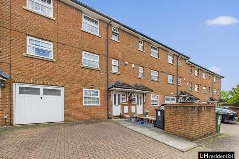 Kensington Way, Borehamwood WD6 3 bed terraced house for sale