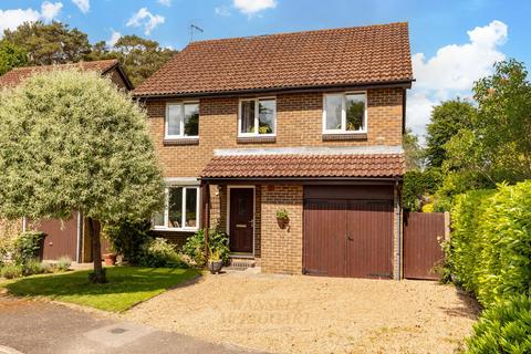 Spring Gardens, Crawley RH10 4 bed detached house for sale