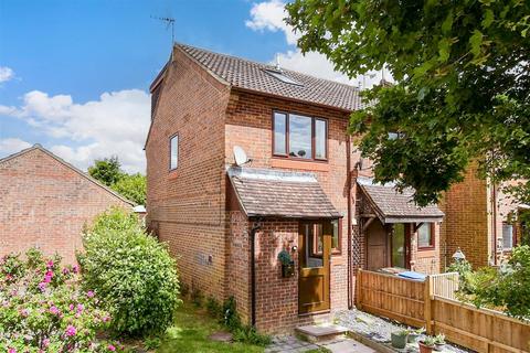 Acorn Avenue, Horsham RH13 3 bed end of terrace house for sale