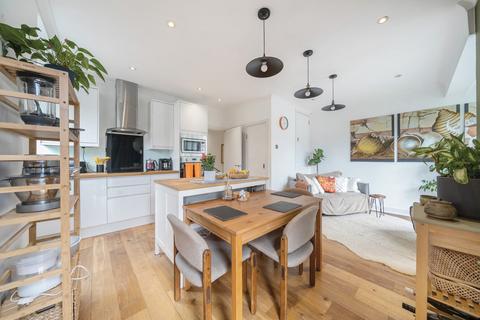 Bryan Road, Surrey Quays, London, SE16 3 bed flat for sale