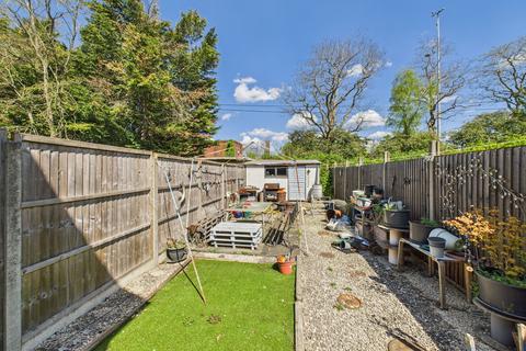 Stafford Road, Ruislip, HA4 2 bed maisonette for sale