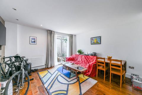 Eltringham Street, Wandsworth Town... 2 bed flat for sale