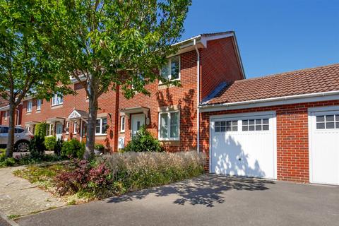 Butts Mead, Littlehampton BN17 3 bed end of terrace house for sale