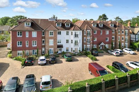 16 Oakwood Grange, 26 Oatlands Chase... 3 bed apartment for sale