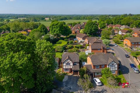 Lincolns Mead, Lingfield RH7 4 bed detached house for sale