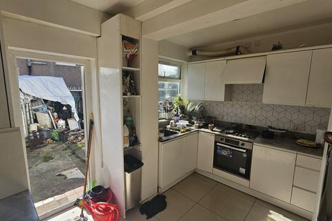 5 bedroom semi-detached house for sale